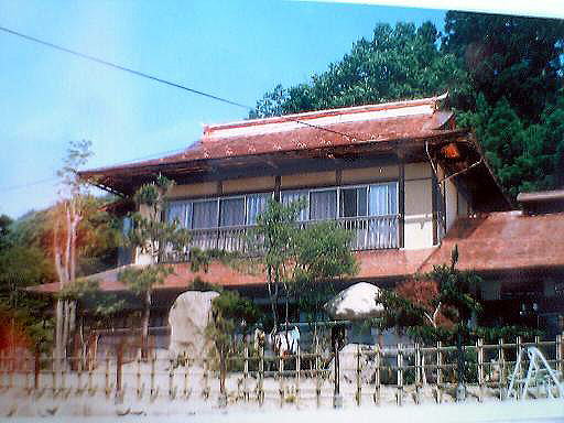 葺き立ての色はきれいですね。しばらくすると、色が変わり、落ち着いた色合いになります。